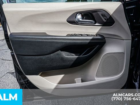 Used 2024 Chrysler Pacifica Touring-L image 51