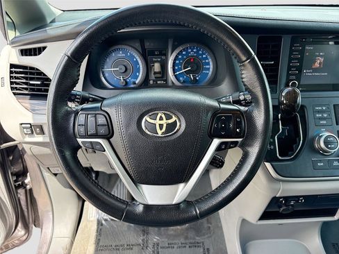 Used 2020 Toyota Sienna XLE FWD image 11