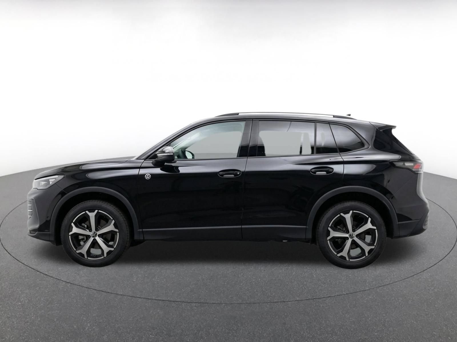 Used 2026 Volkswagen Tiguan SE AWD/4WD image 4