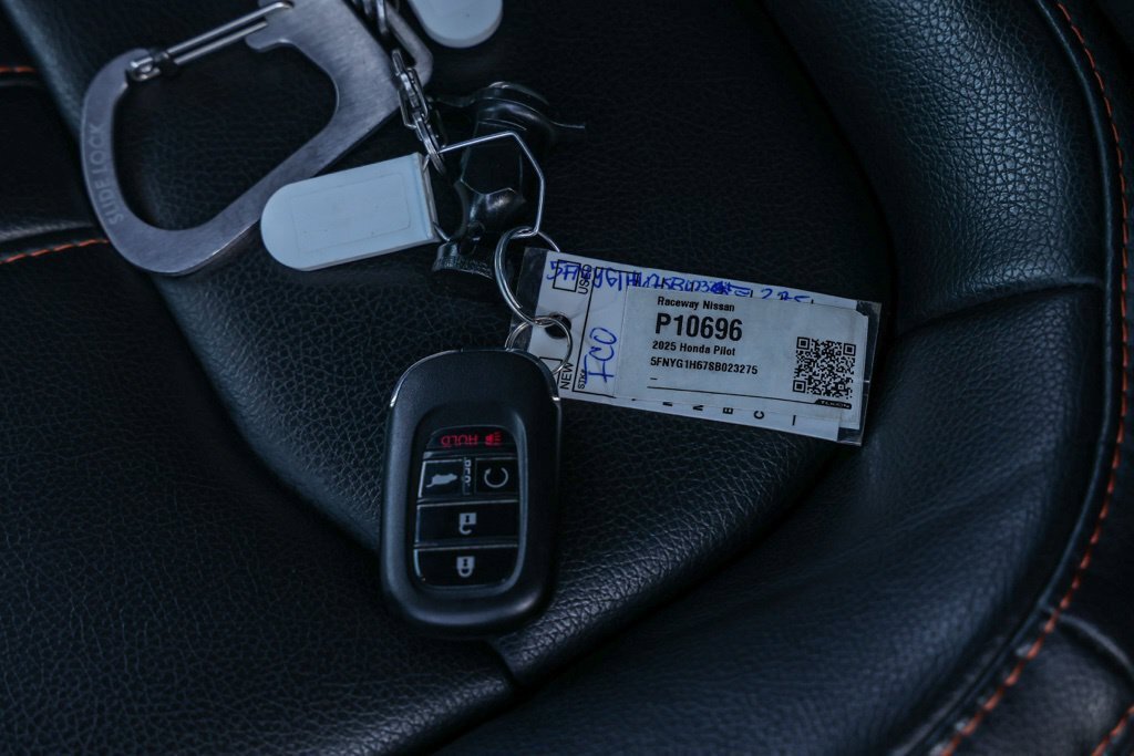 Used 2025 Honda Pilot TrailSport image 32
