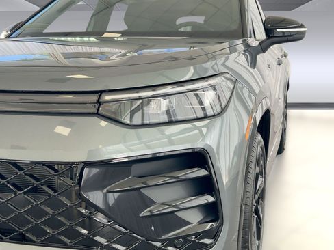 New 2026 Volkswagen Tiguan SE R-Line AWD/4WD image 11