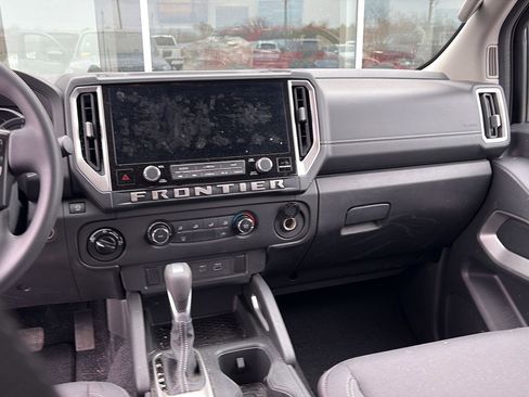 Used 2025 Nissan Frontier SV image 9