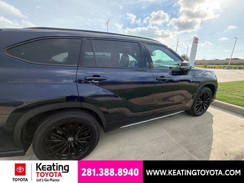 Used 2025 Toyota Highlander XSE AWD/4WD image 2