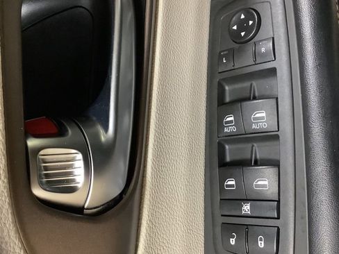 Used 2019 Chrysler Pacifica Touring-L image 24