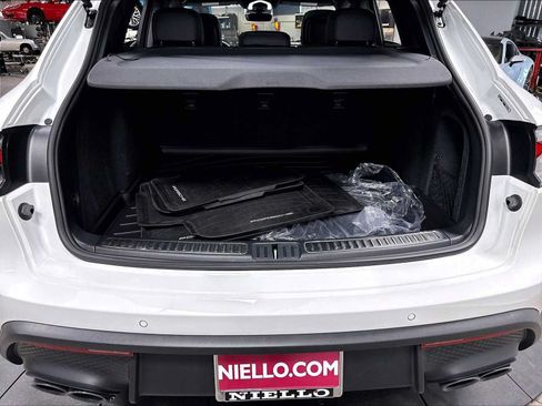 Used 2026 Porsche Macan AWD/4WD image 37