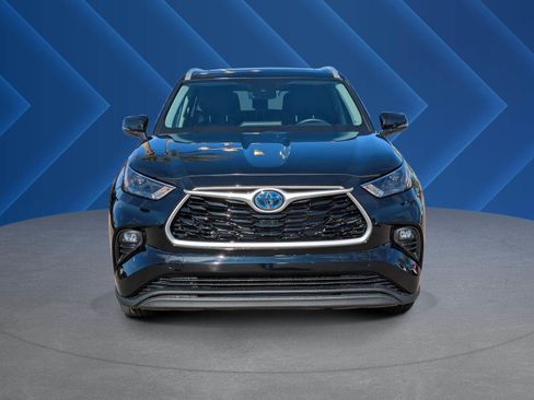 Used 2024 Toyota Highlander XLE FWD image 8