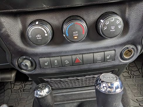 Used 2017 Jeep Wrangler Unlimited Sahara w/ Connectivity Group image 24