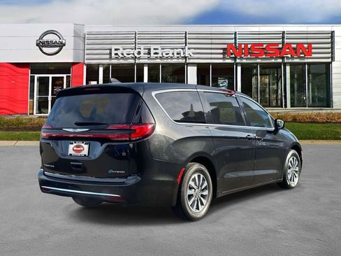 Used 2023 Chrysler Pacifica Touring-L image 5