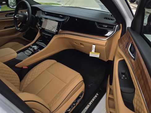 New 2026 Jeep Grand Cherokee Summit w/ Obsidian Package image 8