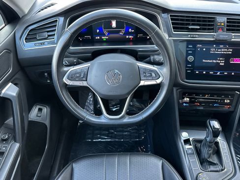 Used 2022 Volkswagen Tiguan SE w/ Panoramic Sunroof Package image 15