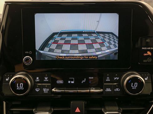 Used 2023 Toyota Highlander XLE AWD/4WD image 33