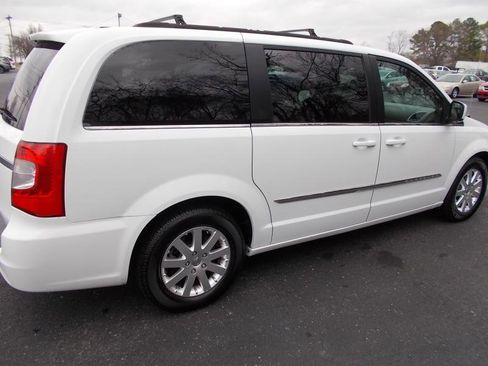 Used 2016 Chrysler Town & Country Touring image 13