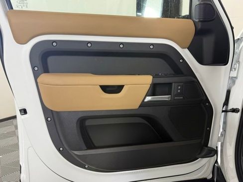 New 2026 Land Rover Defender 130 X-Dynamic SE image 28