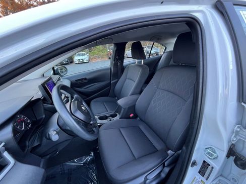 Used 2025 Toyota Corolla LE image 32
