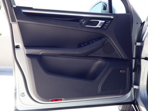 Certified 2026 Porsche Macan AWD/4WD image 14