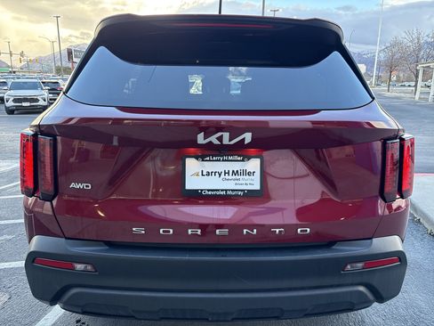 Used 2022 Kia Sorento LX image 4