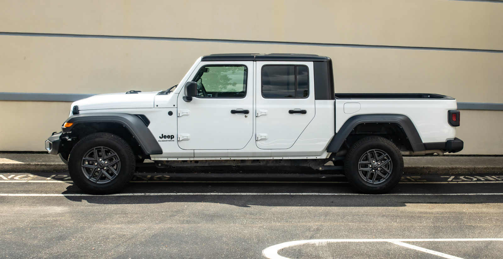 Used 2025 Jeep Gladiator Sport AWD/4WD image 4