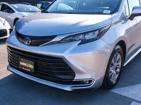 Certified 2024 Toyota Sienna XLE FWD image 11