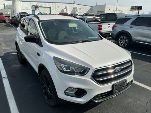 Used 2018 Ford Escape SE w/ SE Sport Appearance Package image 3