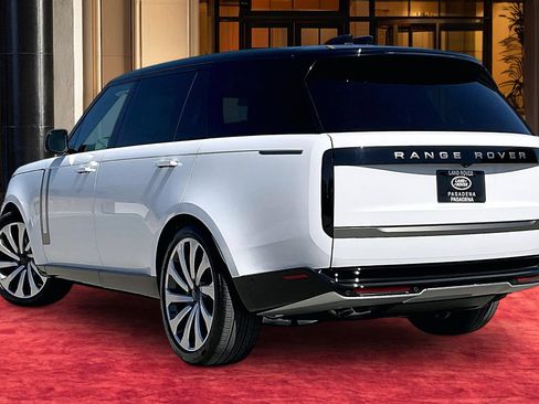 New 2026 Land Rover Range Rover Long Wheelbase SE AWD/4WD image 4