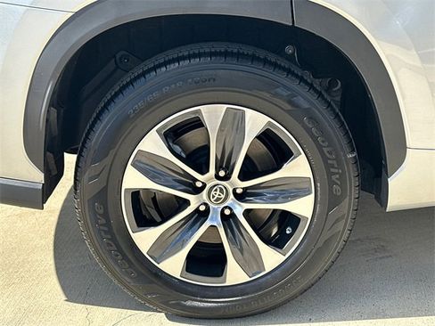 Certified 2024 Toyota Highlander XLE image 6