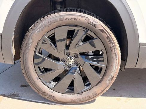 Used 2025 Volkswagen Atlas SE FWD image 8
