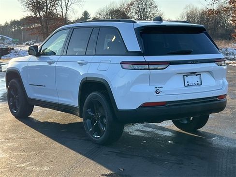 New 2025 Jeep Grand Cherokee Altitude image 8