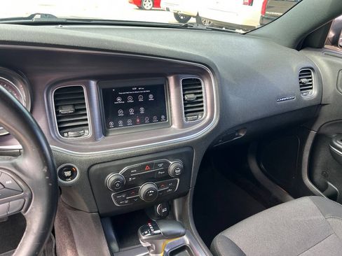 Used 2018 Dodge Charger SXT RWD image 12