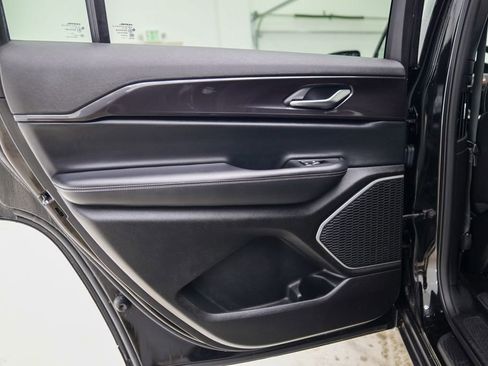 Used 2022 Jeep Grand Cherokee L Laredo image 17