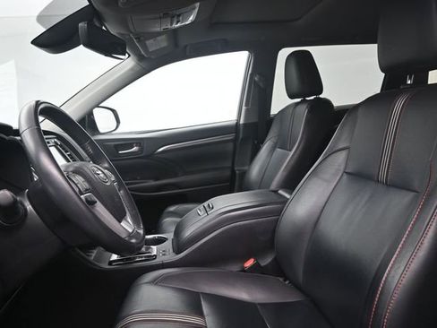 Used 2019 Toyota Highlander SE image 12