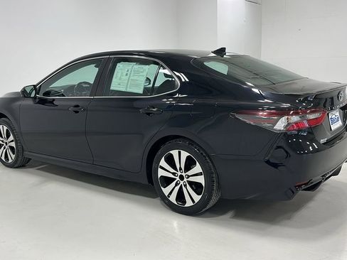 Used 2021 Toyota Camry SE image 3
