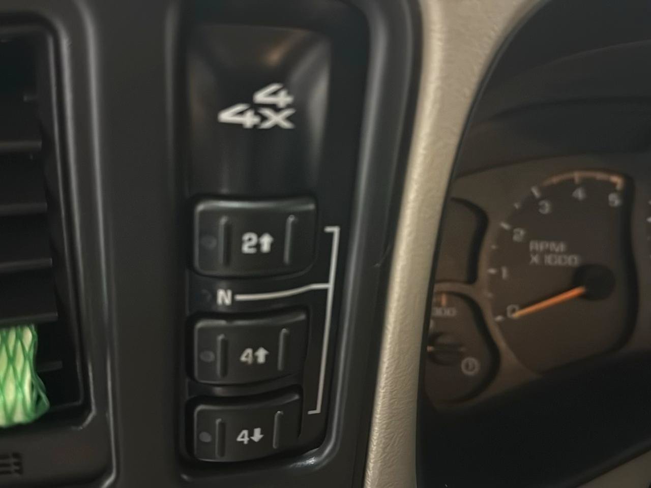 Used 2005 Chevrolet Silverado 2500 LT w/ Heavy-Duty Power Package AWD/4WD image 12