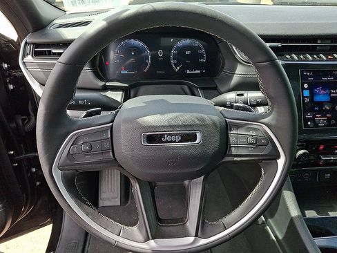 Used 2025 Jeep Grand Cherokee Altitude RWD image 15