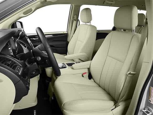 Used 2013 Chrysler Town & Country Limited w/ Luxury Group FWD image 6