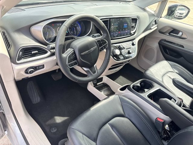 Used 2024 Chrysler Pacifica Touring-L FWD image 23