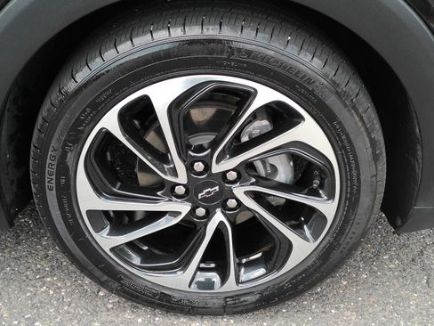 Used 2023 Chevrolet Bolt EUV Premier w/ Sun & Sound Package FWD image 33