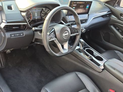 Used 2025 Nissan Altima 2.5 SR w/ SR Premium Package FWD image 2