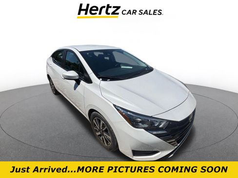 Used 2025 Nissan Versa SV image 1