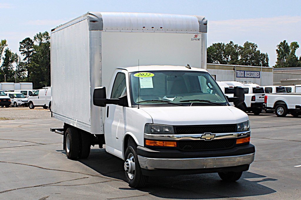 Used 2022 Chevrolet Express 3500 w/ Power Convenience Package RWD image 3