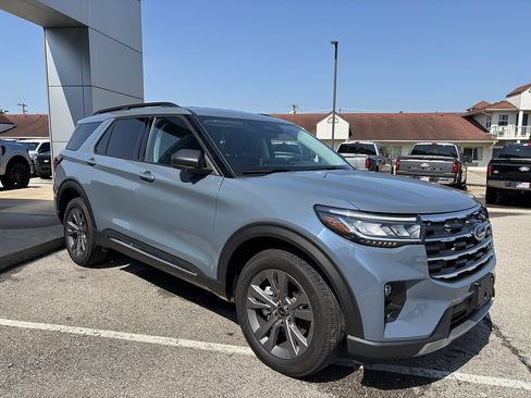 Used 2025 Ford Explorer Active w/ Active Comfort Package AWD/4WD image 8