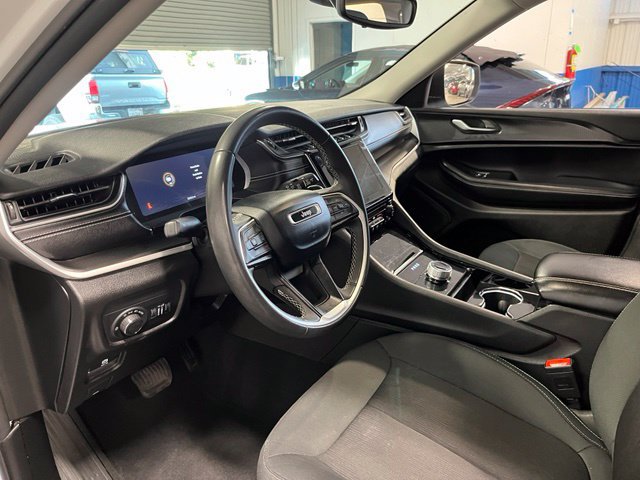 Used 2023 Jeep Grand Cherokee Laredo AWD/4WD image 23