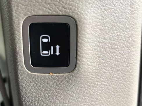 Used 2020 Chrysler Pacifica Touring-L FWD image 21