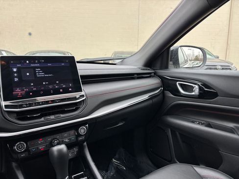 Used 2025 Jeep Compass Trailhawk image 35