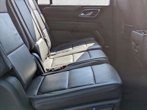 Used 2024 Chevrolet Suburban LT image 18