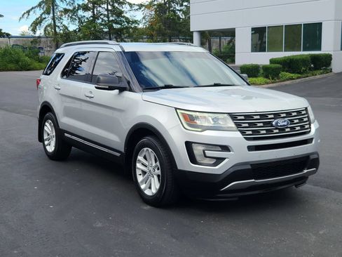 Used 2016 Ford Explorer XLT w/ Equipment Group 202A FWD image 5