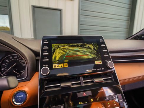 Used 2019 Toyota Avalon Limited image 19