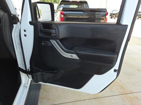 Used 2015 Jeep Wrangler Unlimited Sahara w/ Connectivity Group AWD/4WD image 33