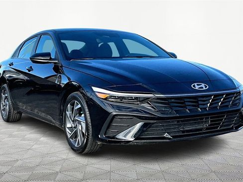 Used 2025 Hyundai Elantra Sport image 12