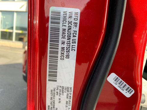 Used 2025 Jeep Compass Latitude image 28