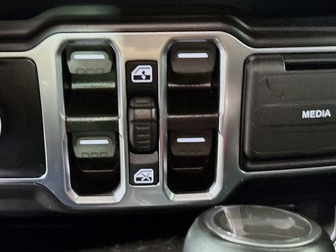 Used 2022 Jeep Wrangler Unlimited Sahara image 21